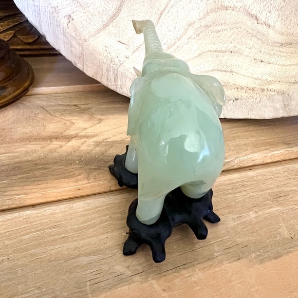 Antique carved Chinese jade elephant with stand - Picture 3 of 5